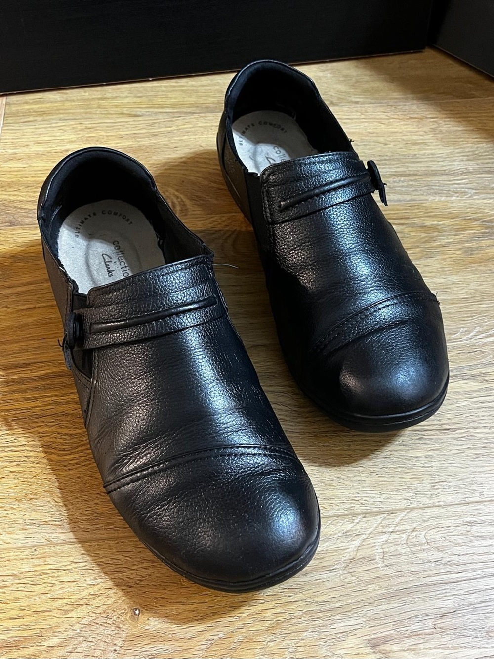 Clarks Women’s Black Leather Flat Shoes - Very Comfortable size 12 wide.